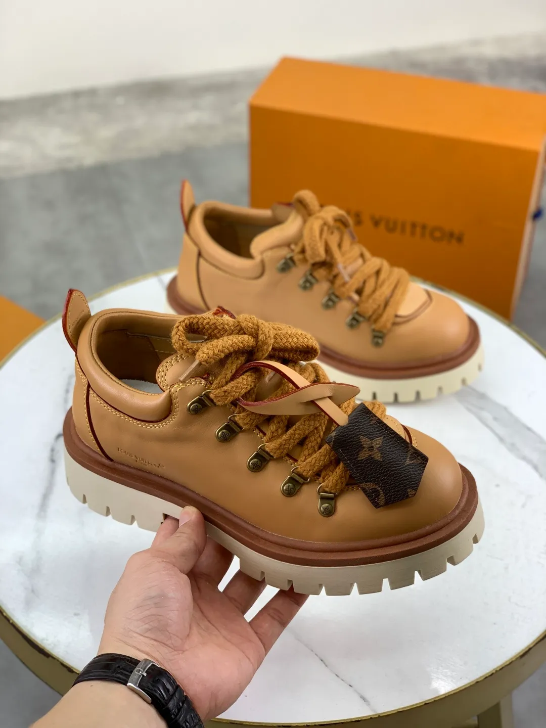 Men's shoes 💰P680 new LV | Louis Vuitton 🧡💚2025 autumn and winter new models, top version ⚠️ The counter features the latest LV REMIX lace-up mountaineering derby shoes, new hard goods 🆕 ❥BS purchasing level! Full of high-end feel! A popular model among bloggers at home and abroad, it’s retro and fashionable, and looks stunning on your feet! Mainly recommended models on the official website★ ━━━━━ ЅᏇєєt ━━━━━ ▪️Upper: top-grade first-layer cowhide ▪️Lining: imported sheepskin ▪️Outsole: original open-molded TPU non-slip outsole ▪️Sole height: 3.5cm ▪️Shoe size: Women 35-41 (41 customization is not returnable) Male 39-45 (46 customized, non-refundable)